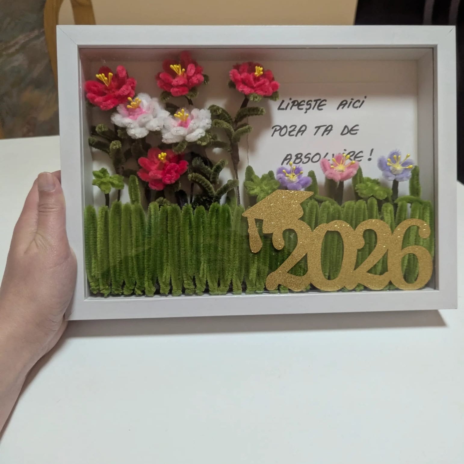 Shadow Box personalizat cu flori din sârmă plușată – Absolvire 2026
